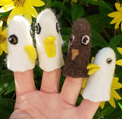 Simple duck finger puppets made from felt.